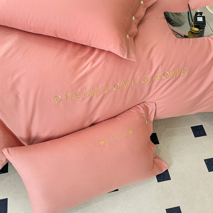 91家纺网 家纺一手货源 找家纺 宇彬家纺 2025直播热款13374全棉母婴级纽扣款压线纯色刺绣四件套全棉贡缎新疆长绒棉字母款轻奢 纽扣-奶油粉