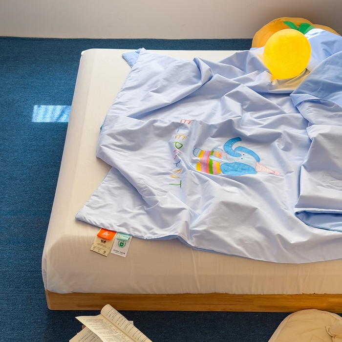 91家纺网 家纺一手货源 找家纺 2025新款快乐多巴胺纯棉夏被 蓝色彩虹小象