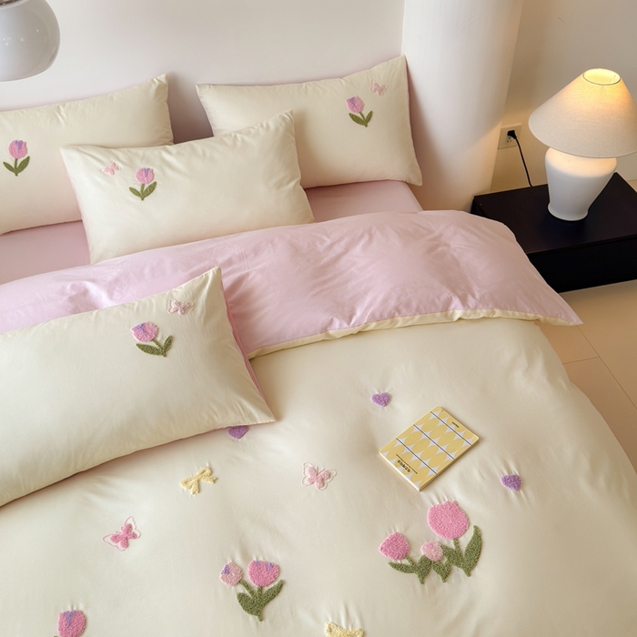 91家纺网 家纺一手货源 找家纺 锦觅家纺 2025新款卡通小清新毛巾绣全棉纯棉四件套（大版定位花型） 蝶恋花（米粉）