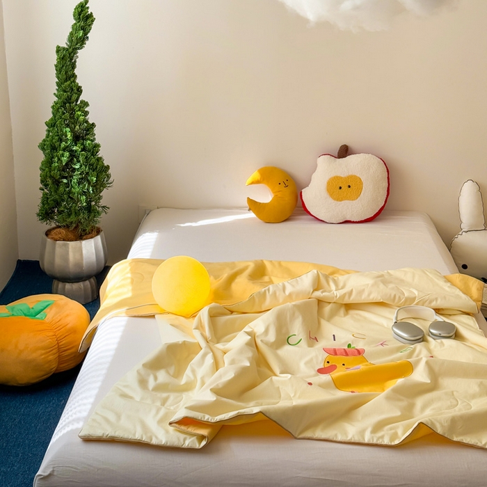 91家纺网 家纺一手货源 找家纺 2025新款快乐多巴胺纯棉夏被 黄色彩虹小鸭子
