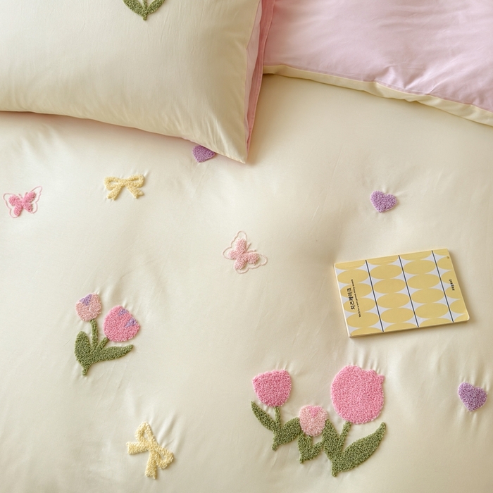 91家纺网 家纺一手货源 找家纺 锦觅家纺 2025新款卡通小清新毛巾绣全棉纯棉四件套（大版定位花型） 蝶恋花（米粉）