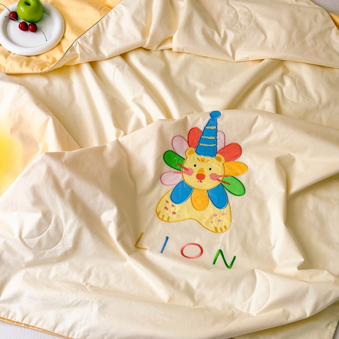 91家纺网 家纺一手货源 找家纺 2025新款快乐多巴胺纯棉夏被 黄色彩虹小狮子