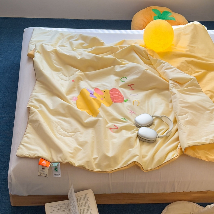 91家纺网 家纺一手货源 找家纺 2025新款快乐多巴胺纯棉夏被 黄色彩虹小鸭子