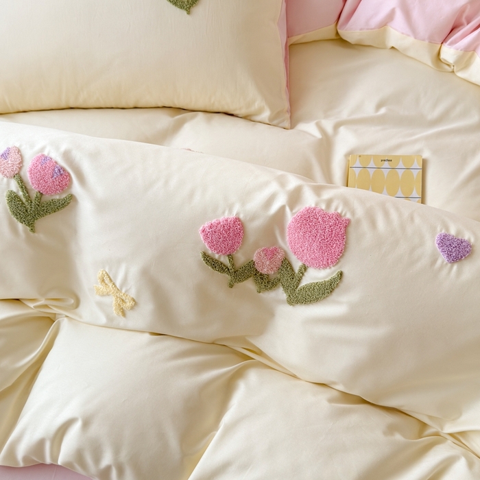 91家纺网 家纺一手货源 找家纺 锦觅家纺 2025新款卡通小清新毛巾绣全棉纯棉四件套（大版定位花型） 蝶恋花（米粉）