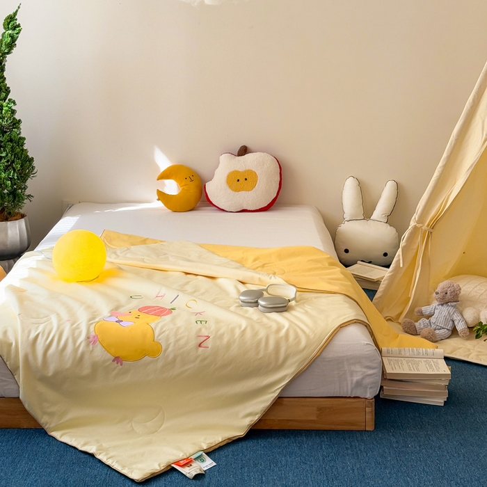 91家纺网 家纺一手货源 找家纺 2025新款快乐多巴胺纯棉夏被 黄色彩虹小鸭子