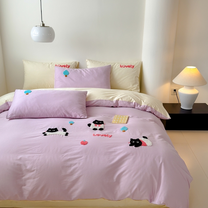 91家纺网 家纺一手货源 找家纺 锦觅家纺 2025新款卡通小清新毛巾绣全棉纯棉四件套（大版定位花型） 嬉戏猫咪