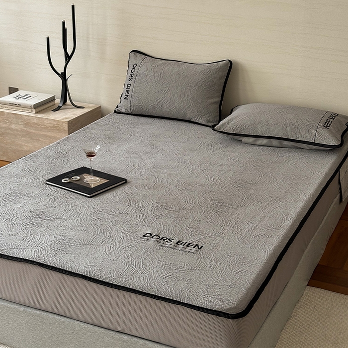 91家纺网 家纺一手货源 找家纺 圆岛家纺 2025新款3D高分子凉感浮雕提花软凉席床笠款三件套 漠语-灰