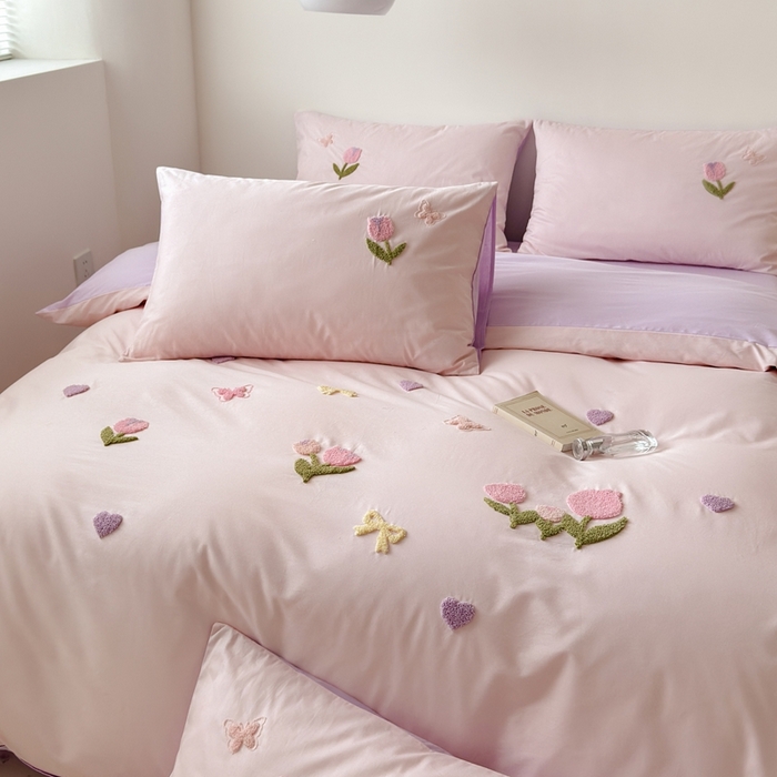 91家纺网 家纺一手货源 找家纺 锦觅家纺 2025新款卡通小清新毛巾绣全棉纯棉四件套（大版定位花型） 蝶恋花（粉紫）