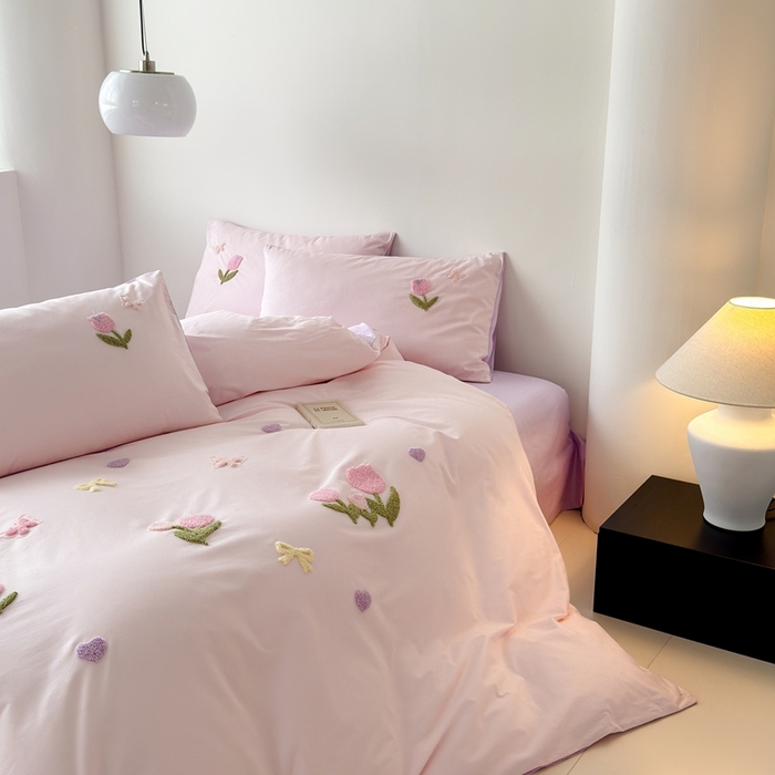 91家纺网 家纺一手货源 找家纺 锦觅家纺 2025新款卡通小清新毛巾绣全棉纯棉四件套（大版定位花型） 蝶恋花（粉紫）