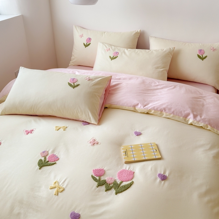 91家纺网 家纺一手货源 找家纺 锦觅家纺 2025新款卡通小清新毛巾绣全棉纯棉四件套（大版定位花型） 蝶恋花（米粉）