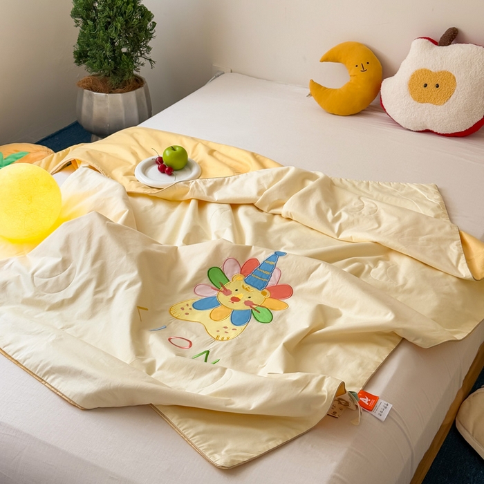 91家纺网 家纺一手货源 找家纺 2025新款快乐多巴胺纯棉夏被 黄色彩虹小狮子