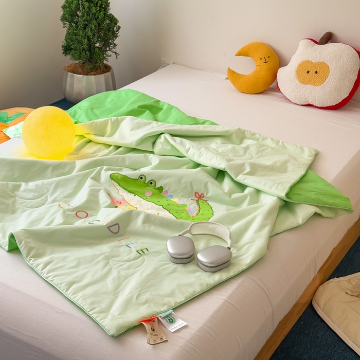 91家纺网 家纺一手货源 找家纺 2025新款快乐多巴胺纯棉夏被 绿色彩虹小鳄鱼