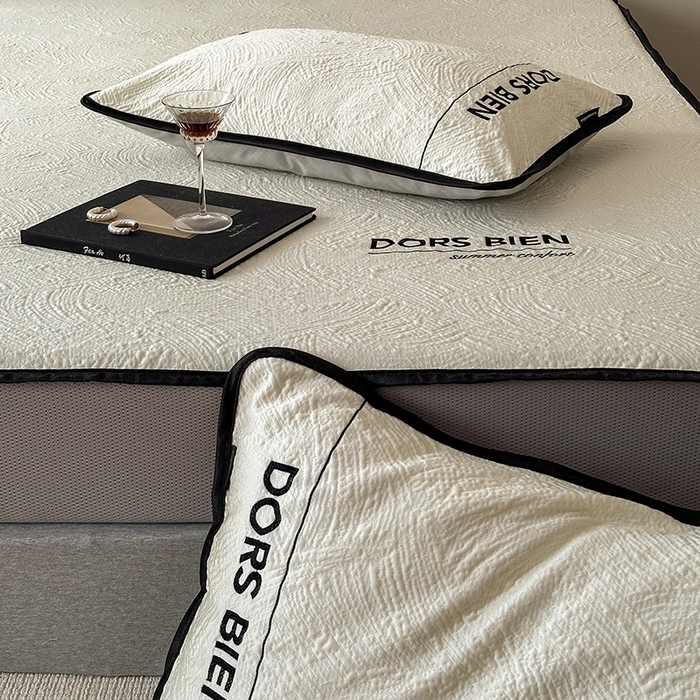 91家纺网 家纺一手货源 找家纺 圆岛家纺 2025新款3D高分子凉感浮雕提花软凉席床笠款三件套 漠语-白