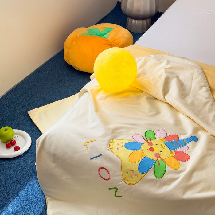 91家纺网 家纺一手货源 找家纺 2025新款快乐多巴胺纯棉夏被 黄色彩虹小狮子