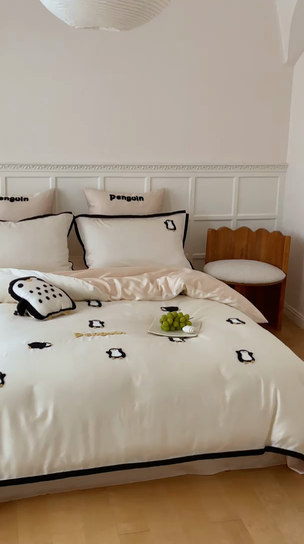 91家纺网 家纺一手货源 找家纺 FORTWO家纺原创设计（FOR TWO家纺） 2025新款60支兰精天丝毛巾绣四件套-断角款 企鹅