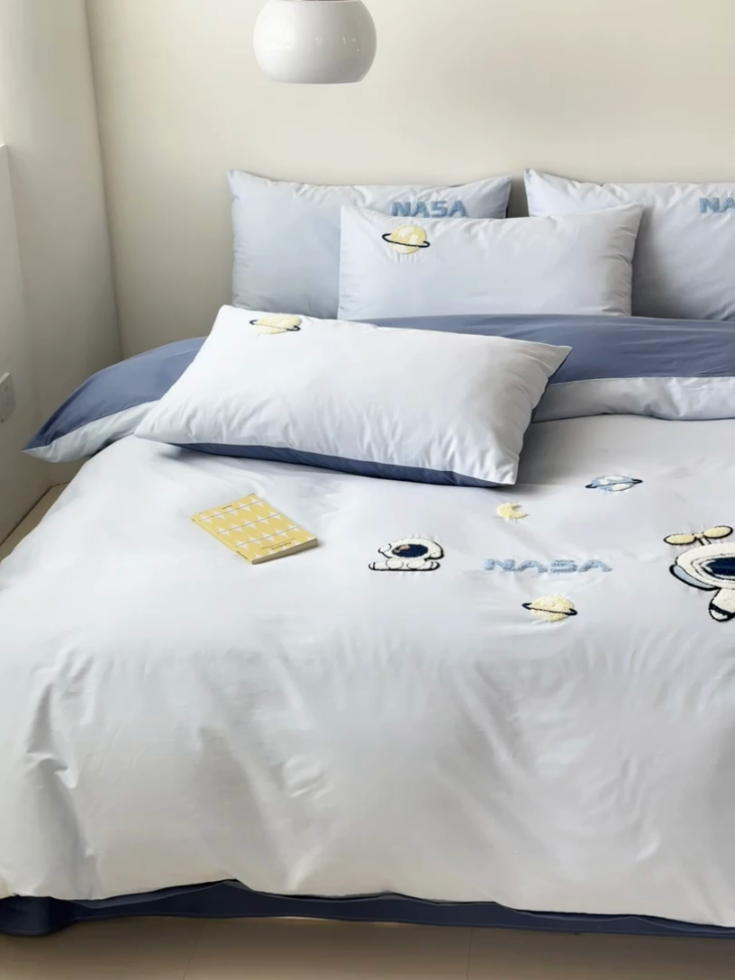 91家纺网 家纺一手货源 找家纺 锦觅家纺 2025新款卡通小清新毛巾绣全棉纯棉四件套（大版定位花型） 小宇航员