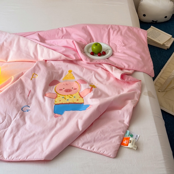 91家纺网 家纺一手货源 找家纺 2025新款快乐多巴胺纯棉夏被 粉色彩虹小猪猪