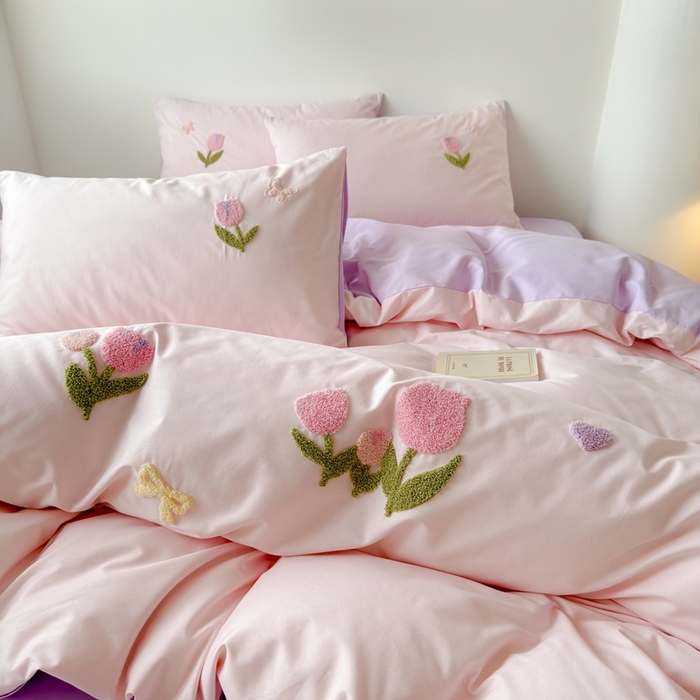 91家纺网 家纺一手货源 找家纺 锦觅家纺 2025新款卡通小清新毛巾绣全棉纯棉四件套（大版定位花型） 蝶恋花（粉紫）