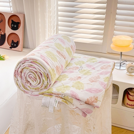 91家纺网 家纺一手货源 找家纺 好梦来家纺（原锦茂家纺） 2025新款印花凉感丝抗菌夏被 叶叶相伴