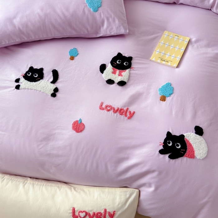 91家纺网 家纺一手货源 找家纺 锦觅家纺 2025新款卡通小清新毛巾绣全棉纯棉四件套（大版定位花型） 嬉戏猫咪