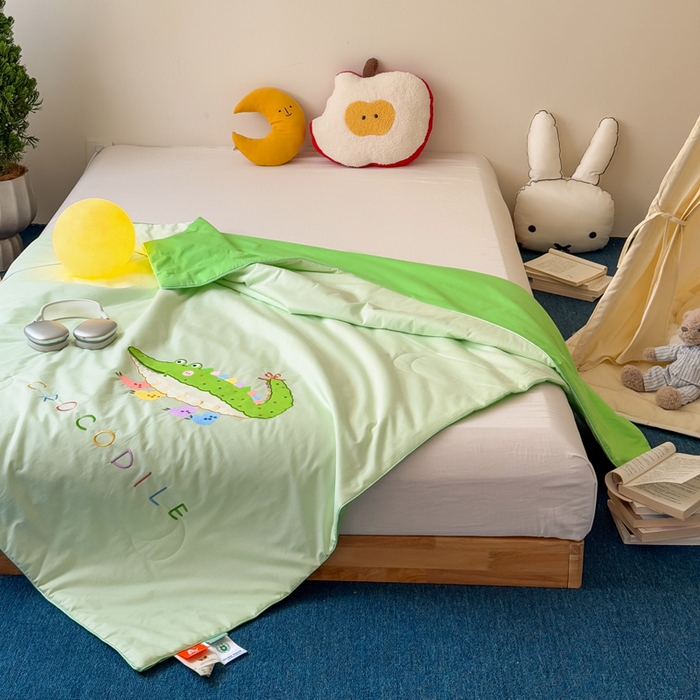 91家纺网 家纺一手货源 找家纺 2025新款快乐多巴胺纯棉夏被 绿色彩虹小鳄鱼