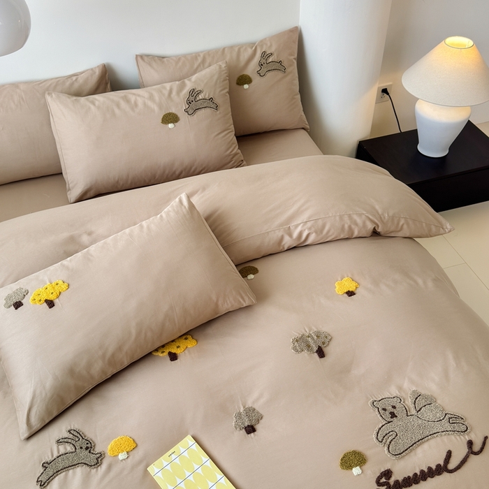 91家纺网 家纺一手货源 找家纺 锦觅家纺 2025新款卡通小清新毛巾绣全棉纯棉四件套（大版定位花型） 丛林趣事