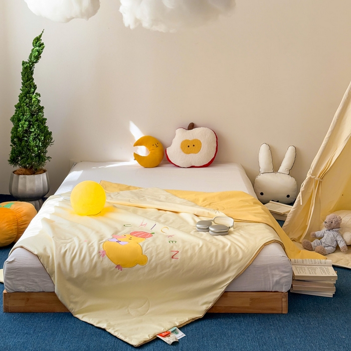 91家纺网 家纺一手货源 找家纺 2025新款快乐多巴胺纯棉夏被 黄色彩虹小鸭子