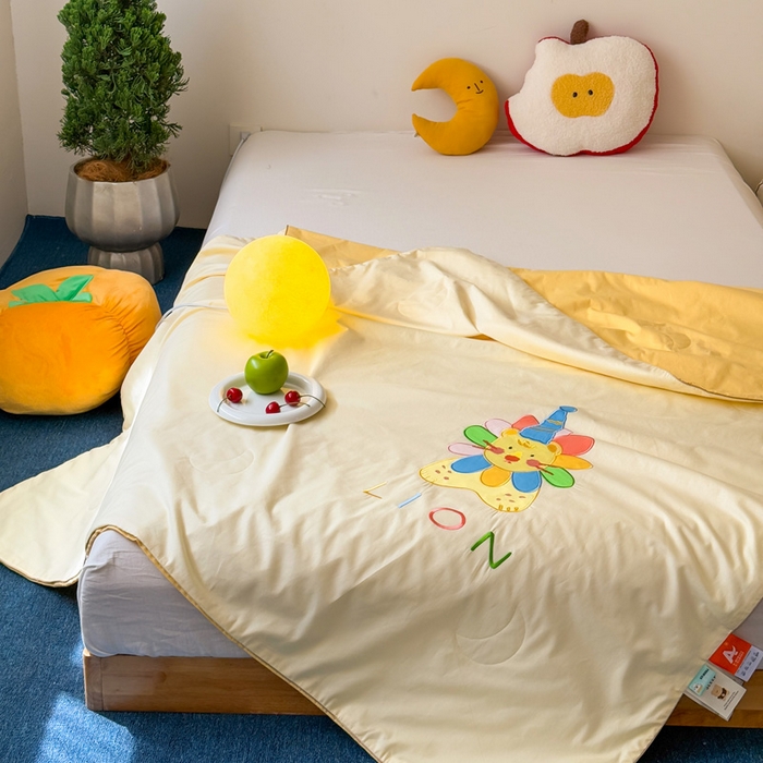 91家纺网 家纺一手货源 找家纺 2025新款快乐多巴胺纯棉夏被 黄色彩虹小狮子
