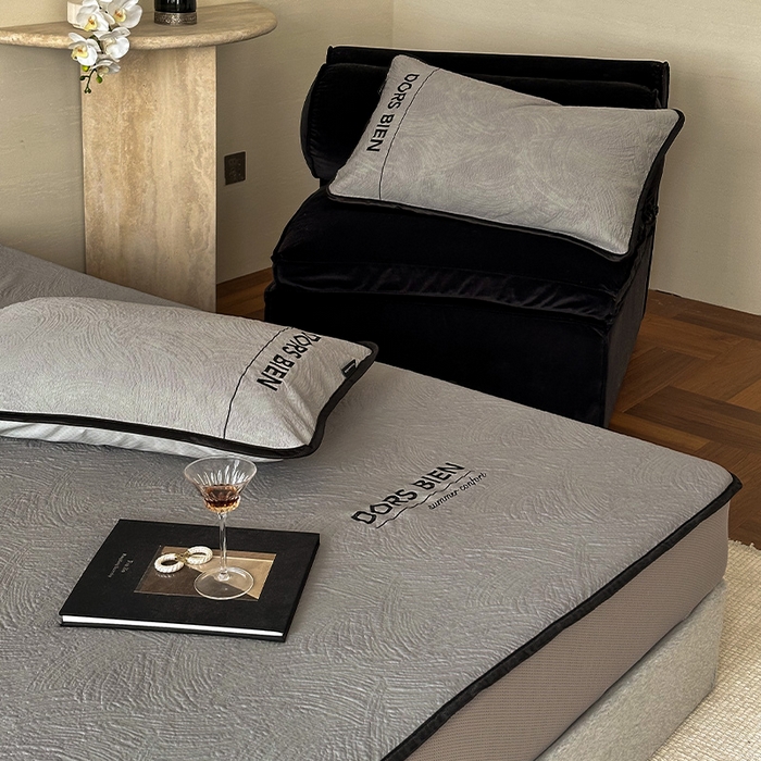 91家纺网 家纺一手货源 找家纺 圆岛家纺 2025新款3D高分子凉感浮雕提花软凉席床笠款三件套 漠语-灰