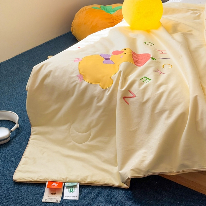 91家纺网 家纺一手货源 找家纺 2025新款快乐多巴胺纯棉夏被 黄色彩虹小鸭子