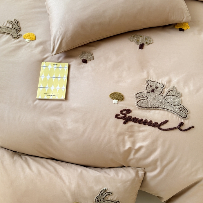 91家纺网 家纺一手货源 找家纺 锦觅家纺 2025新款卡通小清新毛巾绣全棉纯棉四件套（大版定位花型） 丛林趣事