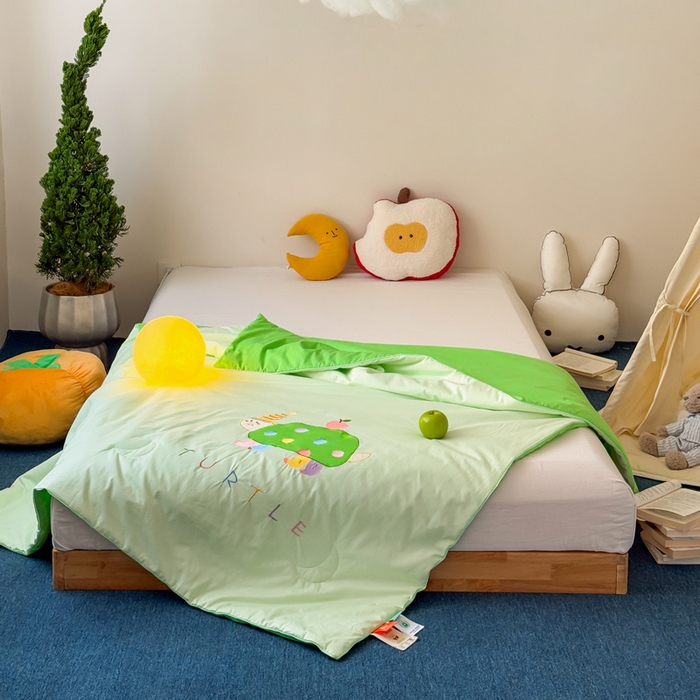 91家纺网 家纺一手货源 找家纺 2025新款快乐多巴胺纯棉夏被 绿色彩虹小恐龙