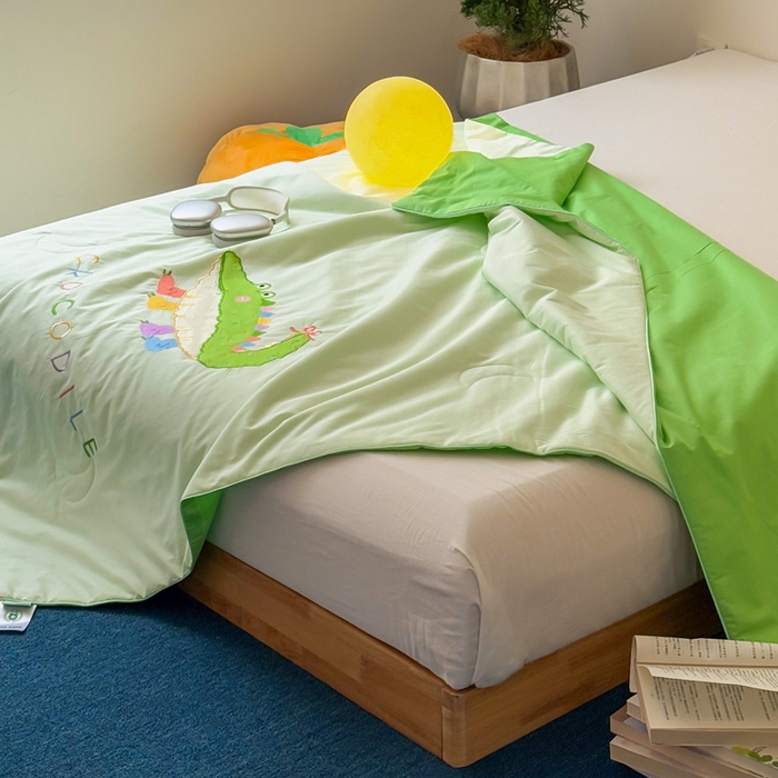 91家纺网 家纺一手货源 找家纺 2025新款快乐多巴胺纯棉夏被 绿色彩虹小鳄鱼