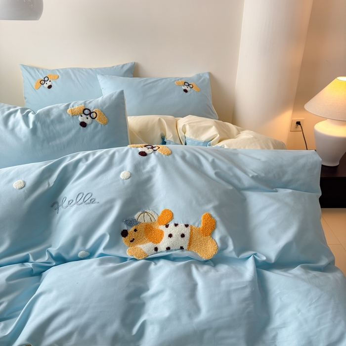 91家纺网 家纺一手货源 找家纺 锦觅家纺 2025新款卡通小清新毛巾绣全棉纯棉四件套（大版定位花型） 奔跑的狗狗