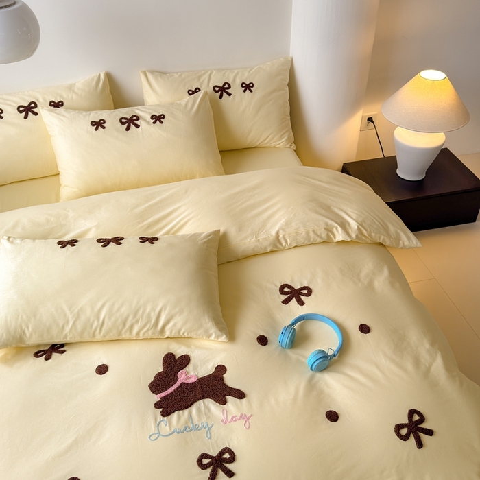 91家纺网 家纺一手货源 找家纺 锦觅家纺 2025新款卡通小清新毛巾绣全棉纯棉四件套（大版定位花型） 奶油兔兔