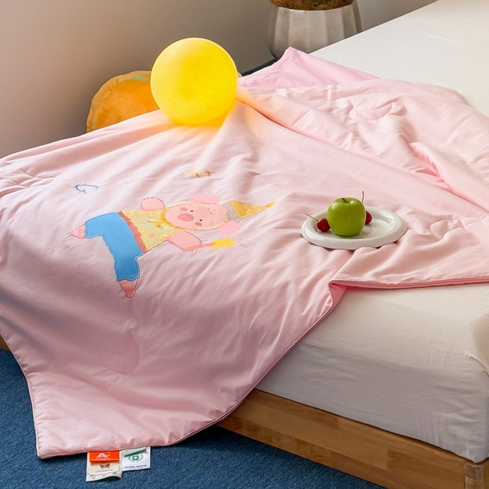 91家纺网 家纺一手货源 找家纺 2025新款快乐多巴胺纯棉夏被 粉色彩虹小猪猪