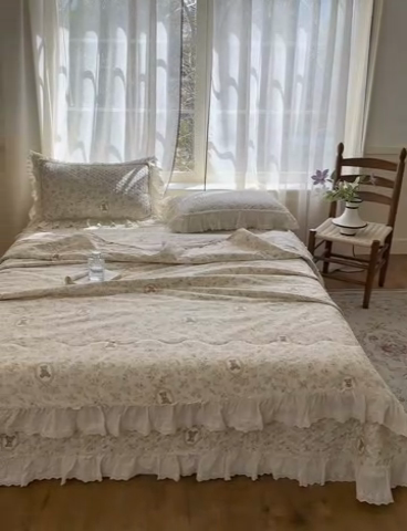 91家纺网 家纺一手货源 找家纺 淑女公社家纺  2025春夏新款法式纯棉双层纱夏被床盖四件套 春日熊仔