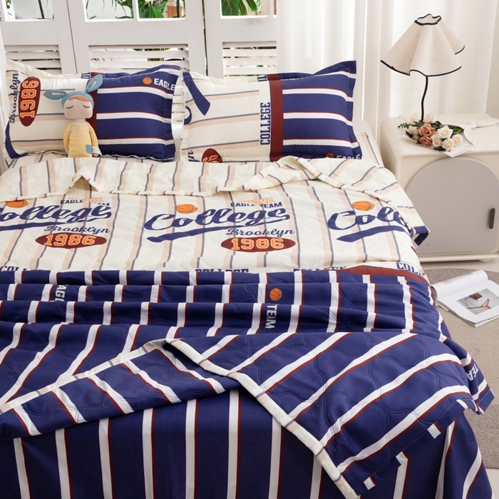 91家纺网 家纺一手货源 找家纺 乐居坊2025新款亲肤舒适印花芦荟棉夏凉被四件套 高校风云