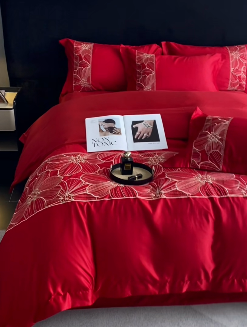 91家纺网 家纺一手货源 找家纺 优悦 2025新款冰丝简奢绣花四件套 北欧情调-红
