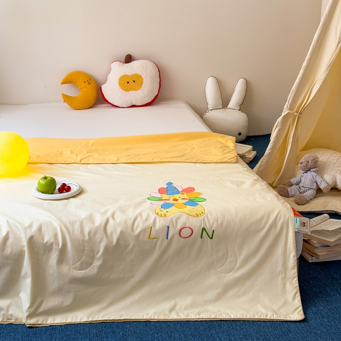 91家纺网 家纺一手货源 找家纺 2025新款快乐多巴胺纯棉夏被 黄色彩虹小狮子