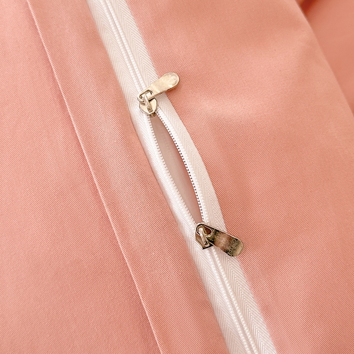 91家纺网 家纺一手货源 找家纺 宇彬家纺 2025直播热款13374全棉母婴级纽扣款压线纯色刺绣四件套全棉贡缎新疆长绒棉字母款轻奢 纽扣-奶油粉