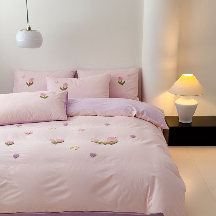 91家纺网 家纺一手货源 找家纺 锦觅家纺 2025新款卡通小清新毛巾绣全棉纯棉四件套（大版定位花型） 蝶恋花（粉紫）