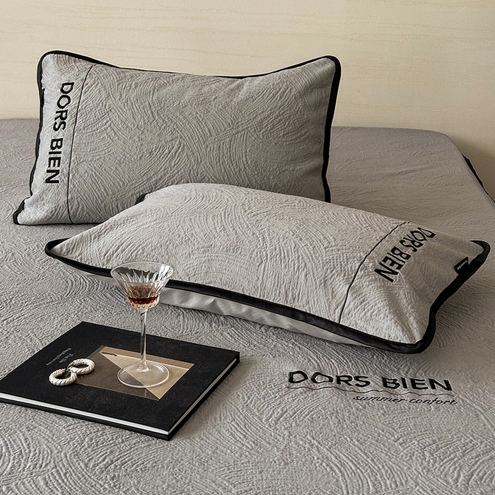 91家纺网 家纺一手货源 找家纺 圆岛家纺 2025新款3D高分子凉感浮雕提花软凉席床笠款三件套 漠语-灰