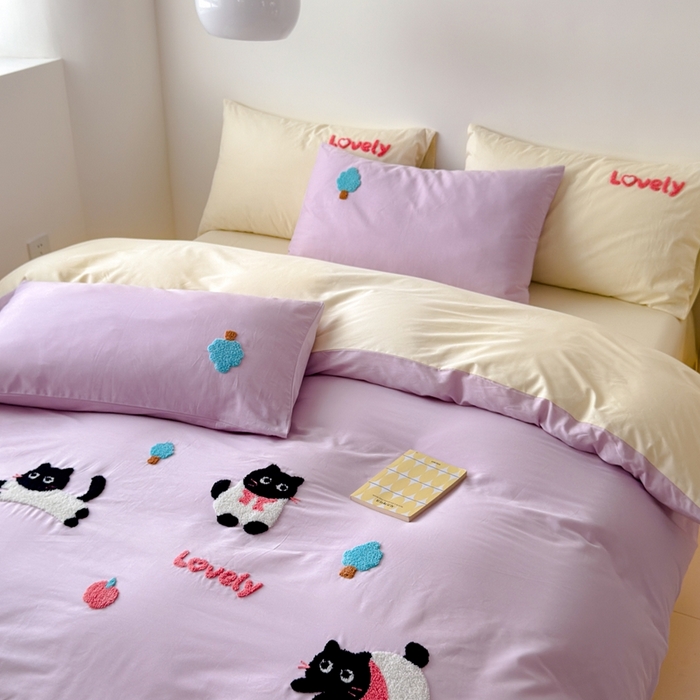 91家纺网 家纺一手货源 找家纺 锦觅家纺 2025新款卡通小清新毛巾绣全棉纯棉四件套（大版定位花型） 嬉戏猫咪