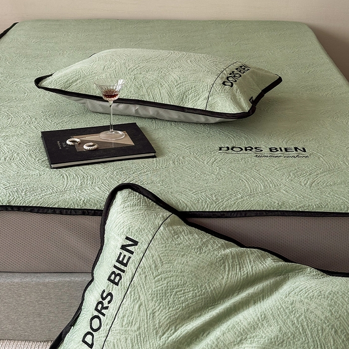 91家纺网 家纺一手货源 找家纺 圆岛家纺 2025新款3D高分子凉感浮雕提花软凉席床笠款三件套 漠语-绿