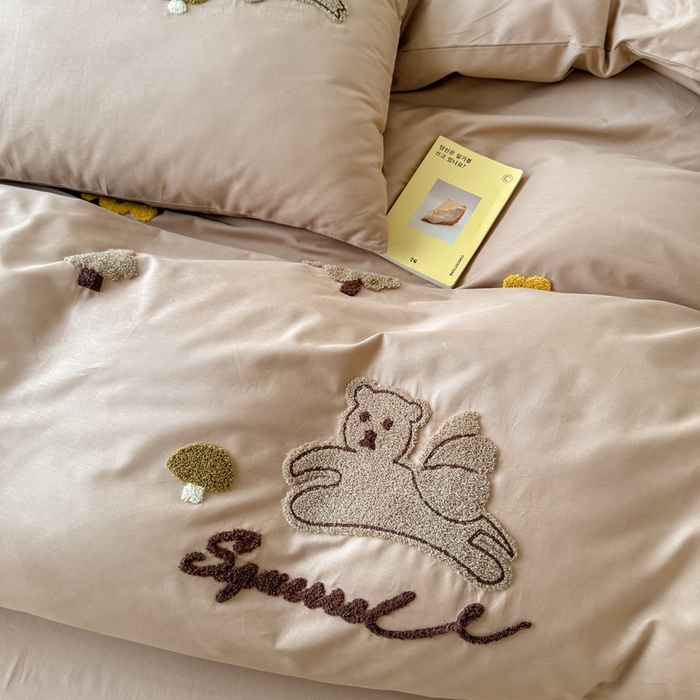 91家纺网 家纺一手货源 找家纺 锦觅家纺 2025新款卡通小清新毛巾绣全棉纯棉四件套（大版定位花型） 丛林趣事