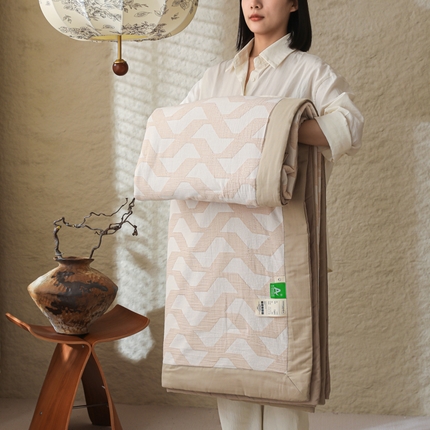 91家纺网 家纺一手货源 找家纺 眠博士 2025新款A类全棉包边三层纱提花夏被四件套 包边三层纱夏被-慕斯-杏