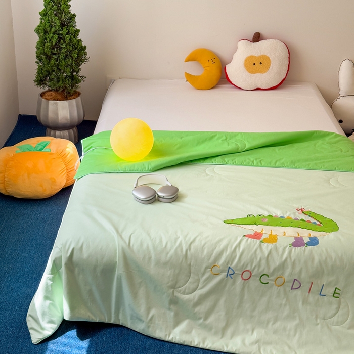 91家纺网 家纺一手货源 找家纺 2025新款快乐多巴胺纯棉夏被 绿色彩虹小鳄鱼