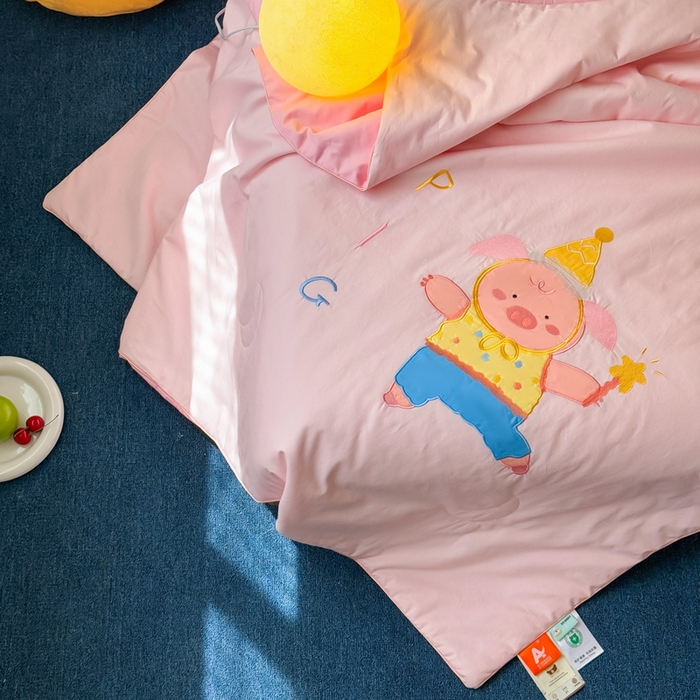 91家纺网 家纺一手货源 找家纺 2025新款快乐多巴胺纯棉夏被 粉色彩虹小猪猪