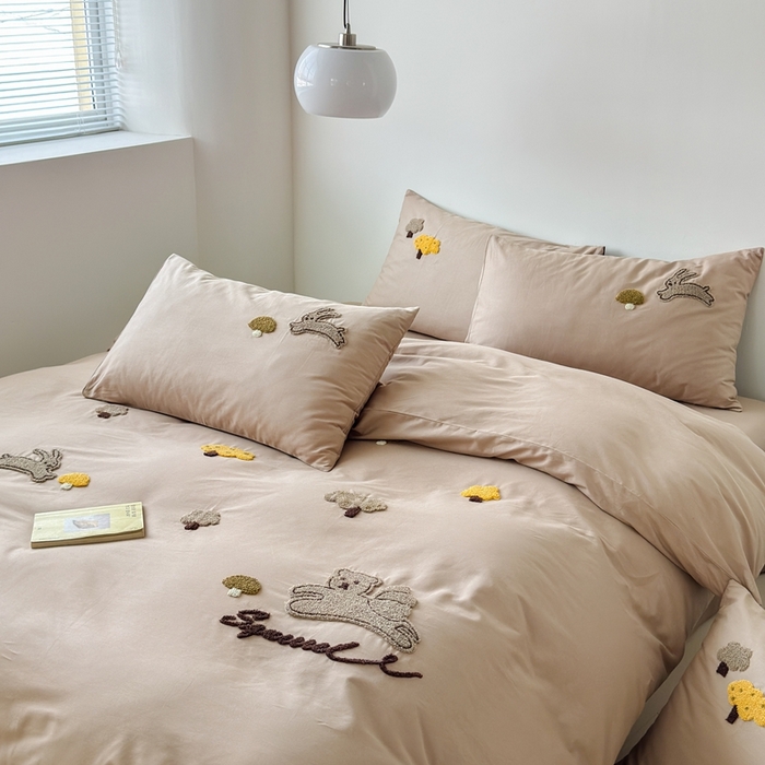 91家纺网 家纺一手货源 找家纺 锦觅家纺 2025新款卡通小清新毛巾绣全棉纯棉四件套（大版定位花型） 丛林趣事